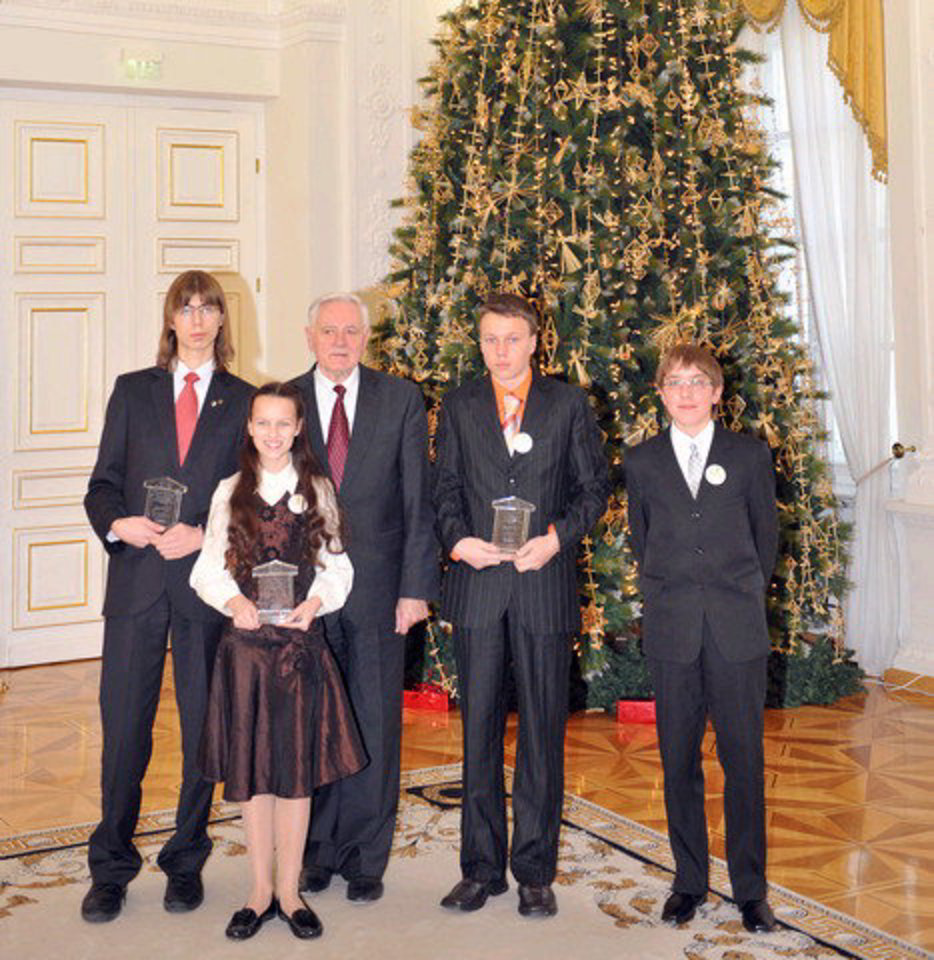 Dovanomis iš V.Adamkaus džiaugėsi (iš kairės) dešimtokas M.Solovjovas, šeštokė M.Jundulaitė ir aštuntos klasės mokiniai G.Šataitis bei L.Grušas.