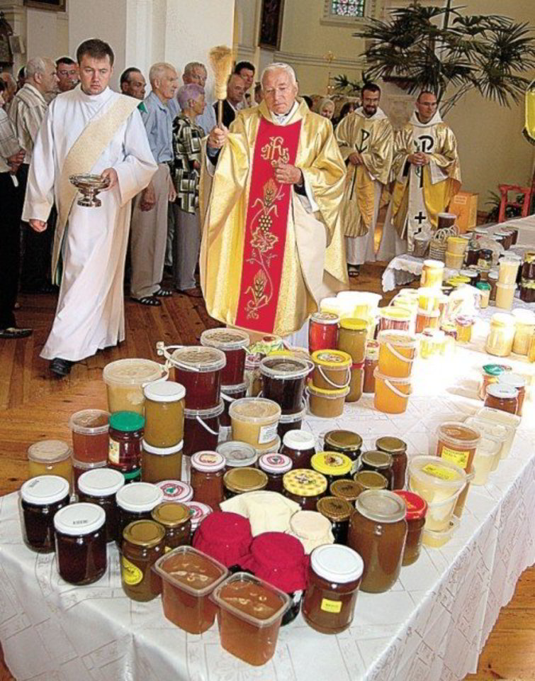 Bitininkams tenka raudonuoti, kai bažnyčioje šventinant medų matyti neestetiškai atrodantys indeliai.