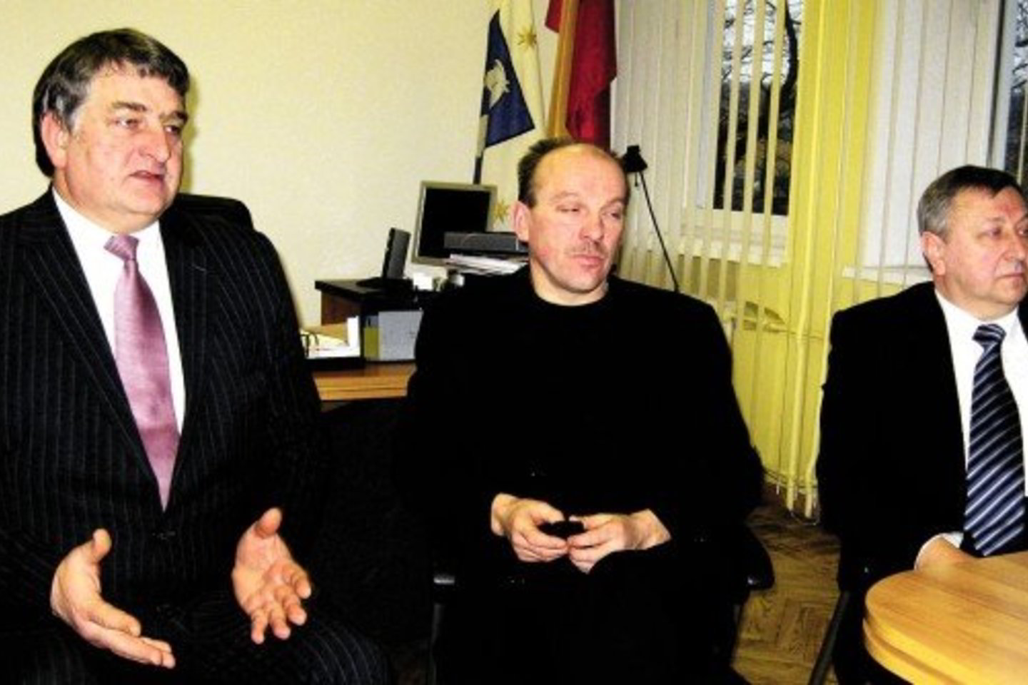 Šiaulių rajono savivaldybės administracijos direktorius Stasys Lembutis, mero pavaduotojas Jonas Novogreckis ir meras Algimantas Gaubas sakė, kad pagrindinis klausimas – prikalbinti Ramūną Karbauskį sudaryti pastatų nuomos sutartį.