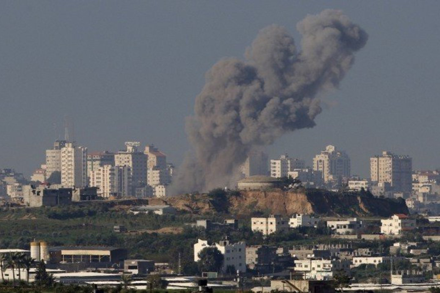 Izraelio aviacija mėto bombas ir lapelius Gazos Ruože.