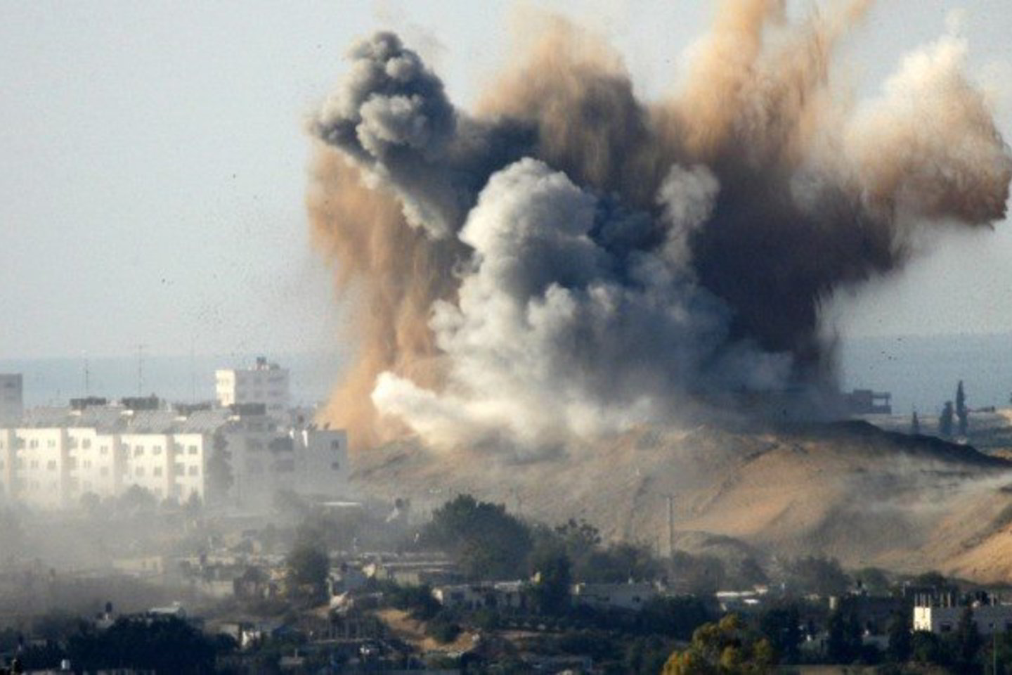 Nuo gruodžio 27 dienos, kai žydų valstybė pradėjo didelio masto puolimą prieš „Hamas“, Gazos Ruožo kovotojai į Izraelį paleido daugiau nei 500 raketų ir minosvaidžių sviedinių.