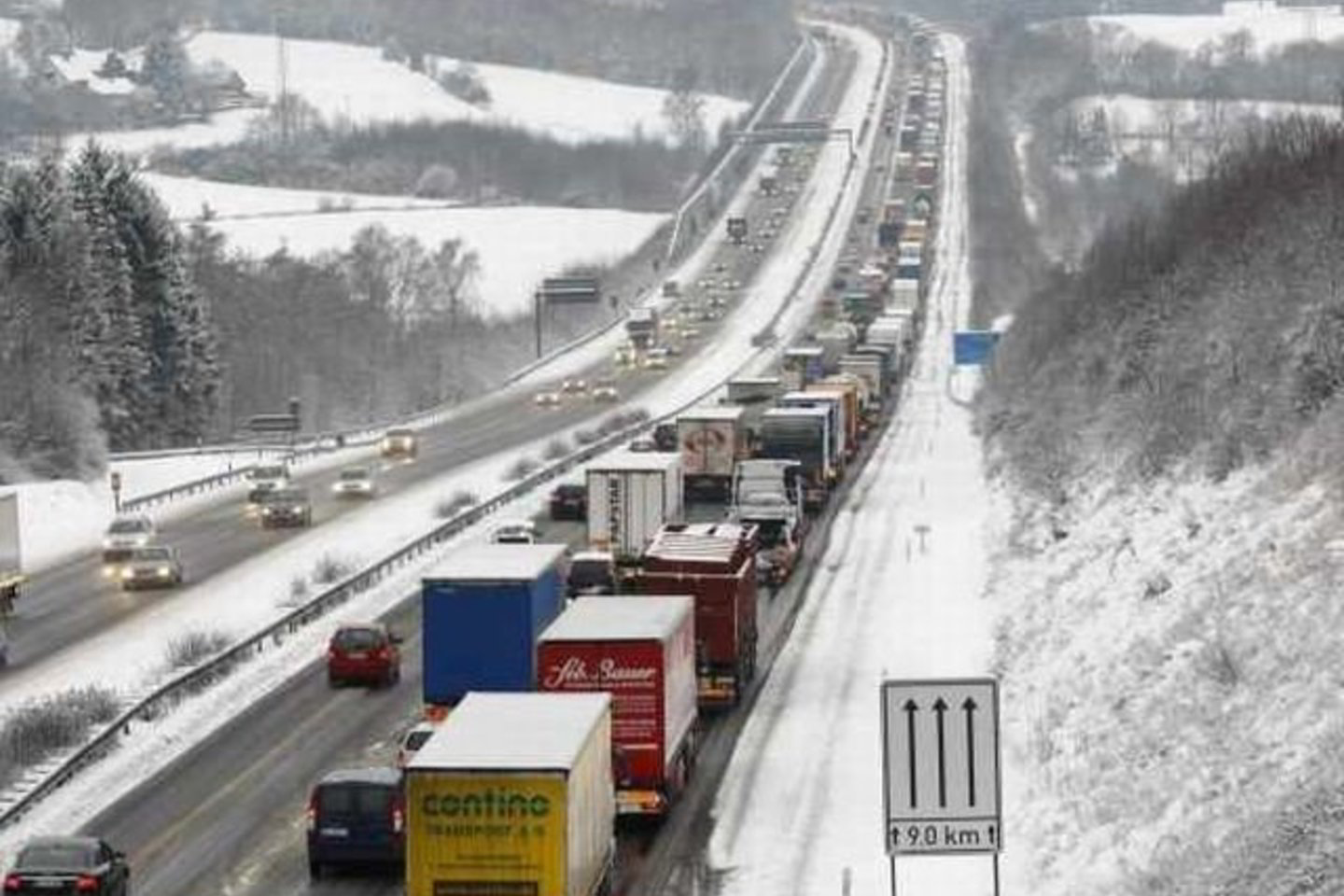Greitkeliuose automobilių voros judėjo itin lėtai.