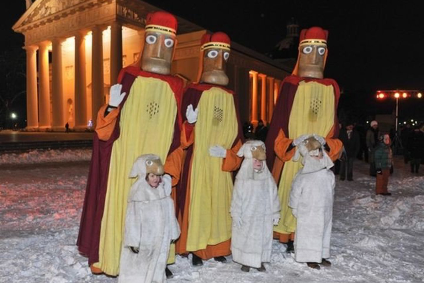Su gausia palyda žygiavo trys išminčiai.