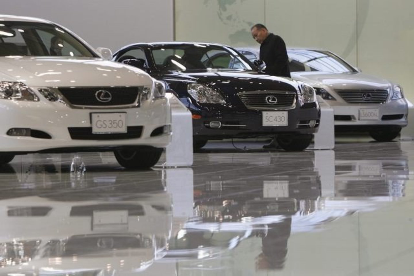 „Toyota-Lexus“ gamintojai laikinai stabdys automobilių gamybą.