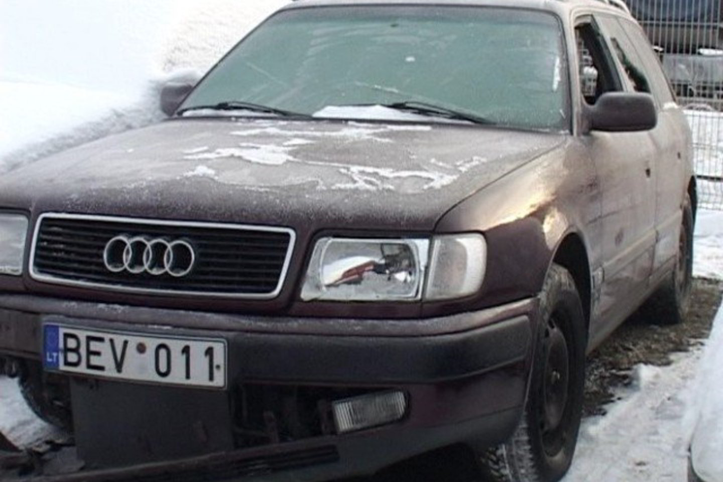 Šiaulietis vairavo automobilį „Audi 100 Avant“.