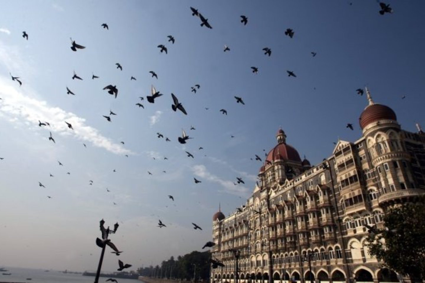 Indija įsitikinusi, kad teroristinių atakų, kurios kliudė ir prabangų "Taj Mahal" viešbutį, šaknys - Pakistane.