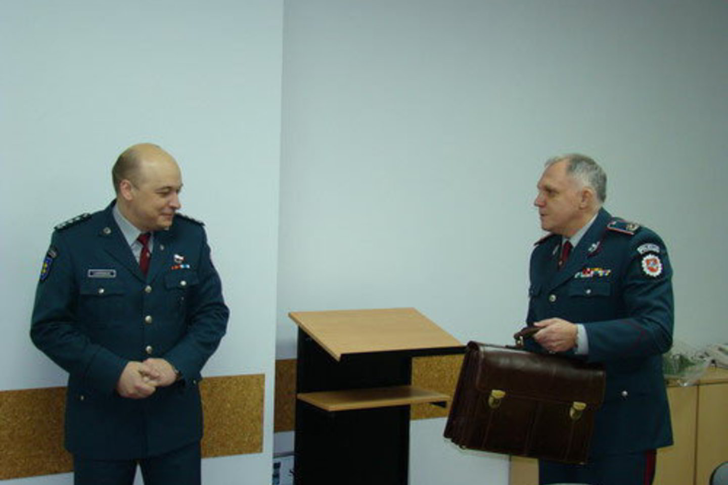 Lietuvos policijos vadovas V.Telyčėnas naujas pareigas pradedančiam K.Lančinskui dovanojo odinį portfelį.