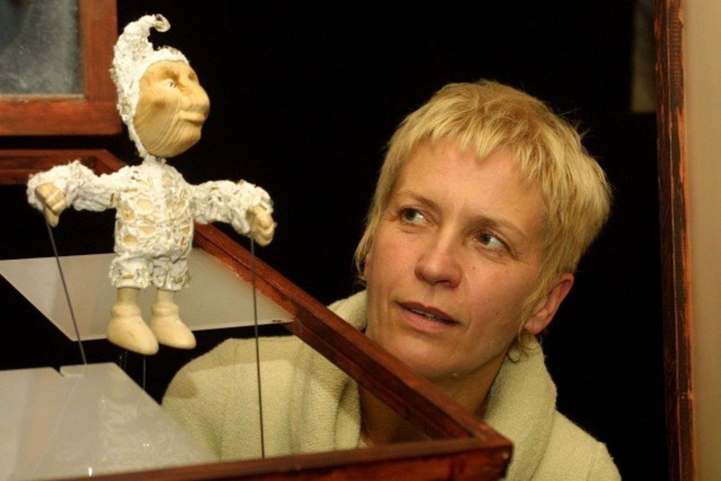 "Lėlės" teatro aktorė ir režisierė N.Indriūnaitė su Nykštuku iš spektaklio "Snieguolė ir septyni nykštukai".