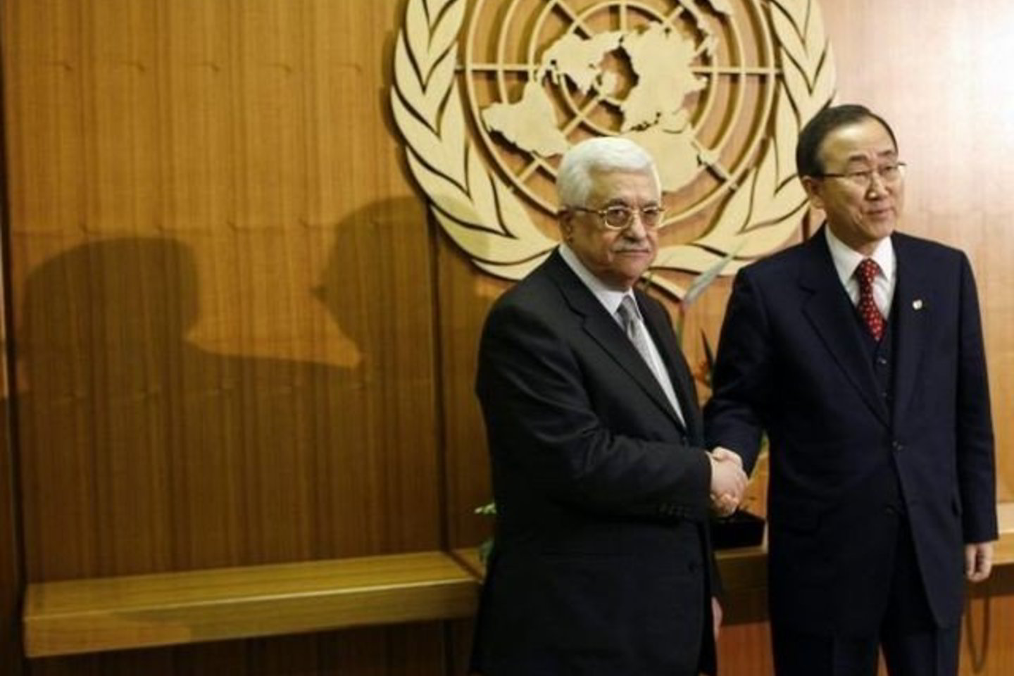 Ban Ki-Moonas (dešinėje) remia Palestinos prezidentą Mahmoudą Abbasą, kuris nesugebėjo išsaugoti palestiniečių vienybės ir taikos.