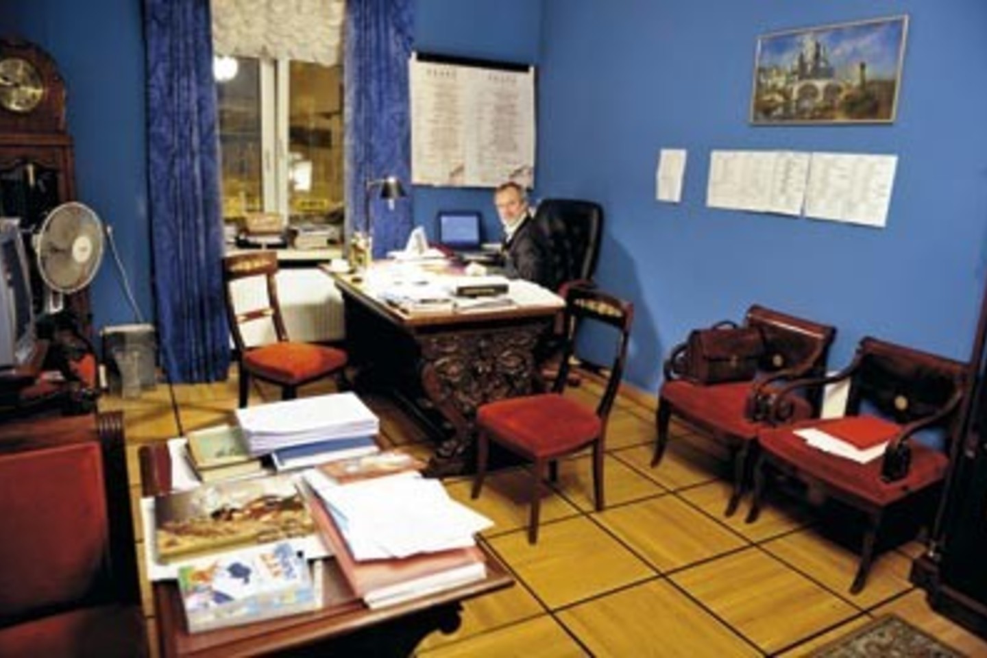Režisierius Rimas Tuminas savo kabinete Maskvos valstybiniame akademiniame J.Vachtangovo teatre.
