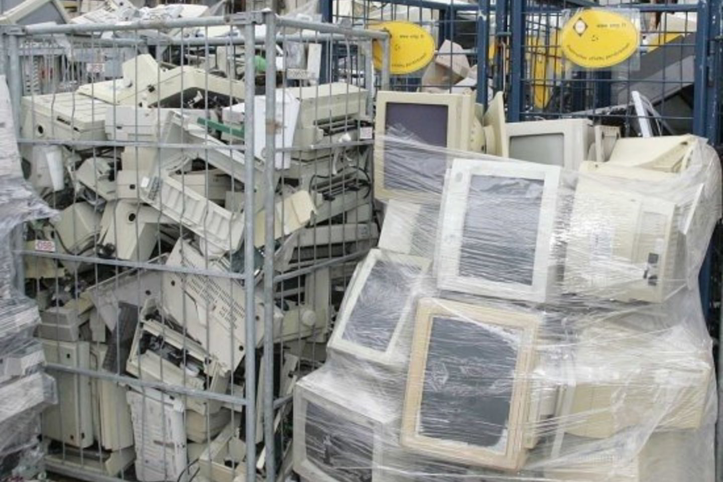 Internete jau ne kartą buvo pasirodę pranešimai, kad užuot sunaikinti elektroninių atliekų perdirbimo įmonėse, seni diskiniai kaupikliai buvo perparduodami interneto aukcionuose su visais juose buvusiais duomenimis.