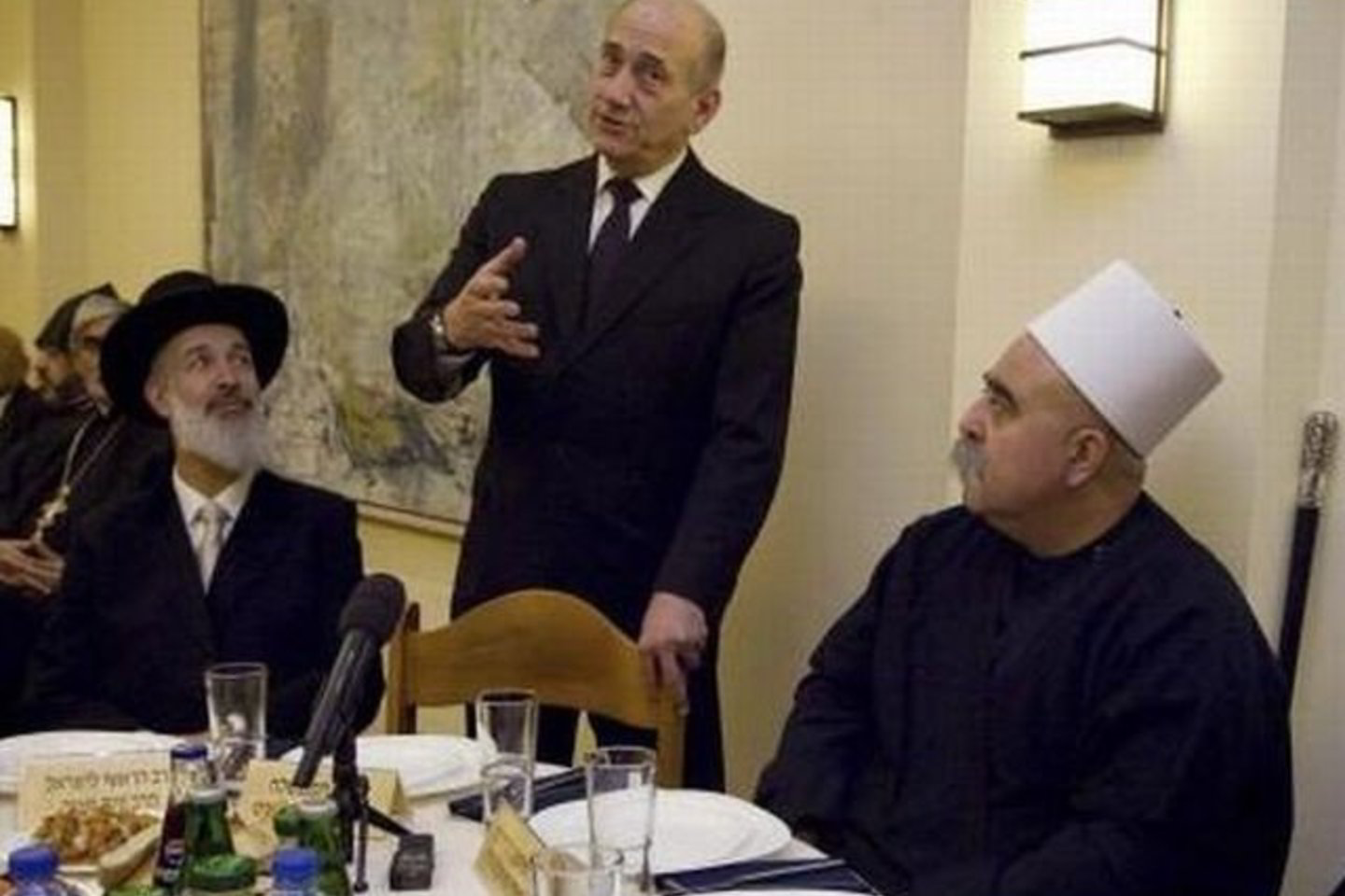 Rabinas Yona Metzgeris (kairėje) nuolat bendrauja ir su Izraelio premjeru E.Olmertu, ir su Izraelio druzų bendruomenės lyderiu Shaykhu Mowafaku Tarifu bei kitų religijų atstovais.