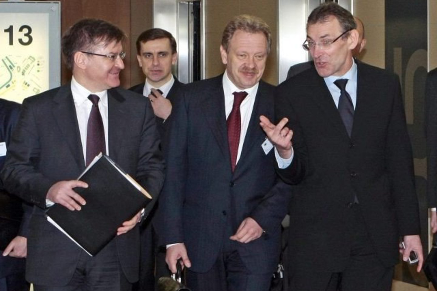 Memorandumas, kurį pasirašė Ukrainos dujų bendrovės „Naftogaz“ vadovas Olehas Dubyna (centre) ir vicepremjeras Hryhorijus Nemyria (kairėje), „atveria kelią neatidėliotinam (dujų) tranzitui per Ukrainą.