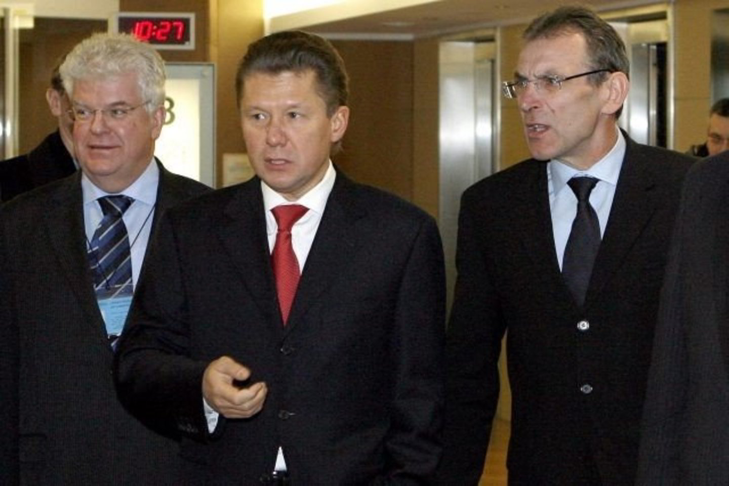 Po naktinių derybų "Gazprom" vadovas A.Milleris (centre) atvyko į Briuselį.