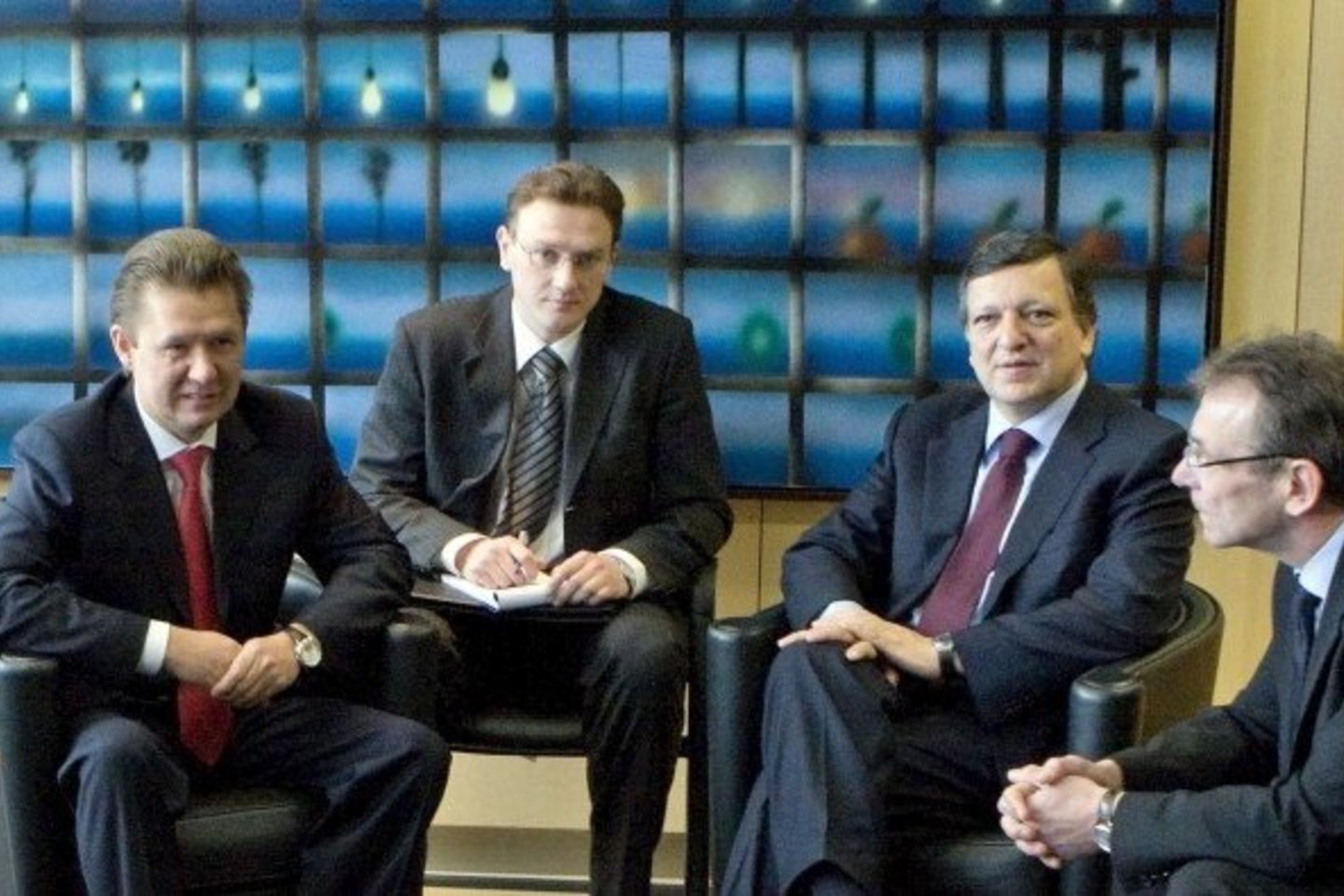 Kartu su ES atstovais ir kitais Rusijos bei Ukrainos pareigūnais derybose dalyvavo šių dviejų šalių valstybinių kompanijų „Gazprom“ ir „Naftogaz“ vadovai.