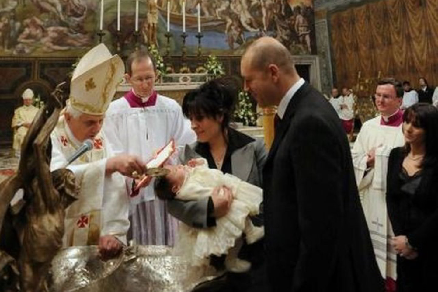 Benediktas XVI pakrikštijo 13 vaikų.