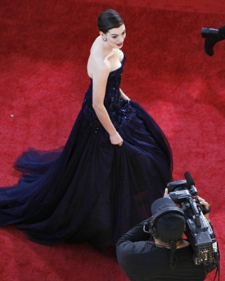 Elegantiškoji Anne Hathaway buvo tarp daugelio mėlyną spalvą pasirinkusių žvaigždžių.