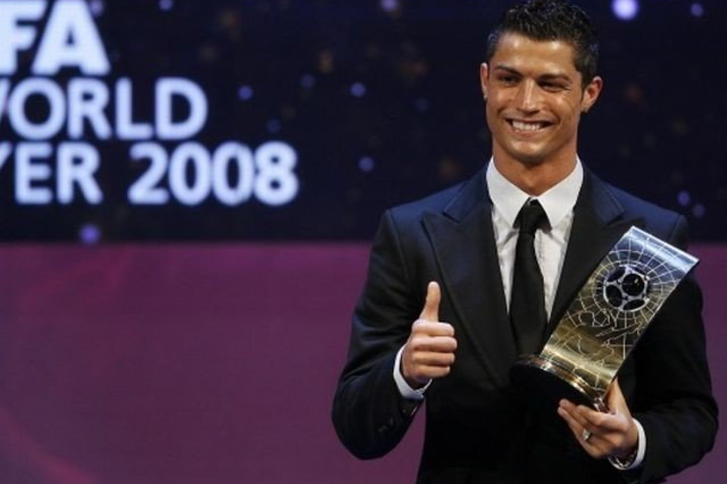 C.Ronaldo tapo antruoju Portugalijos žaidėju ir pirmuoju Didžiosios Britanijos klubo futbolininku pripažintu geriausiu planetos futbolininku.