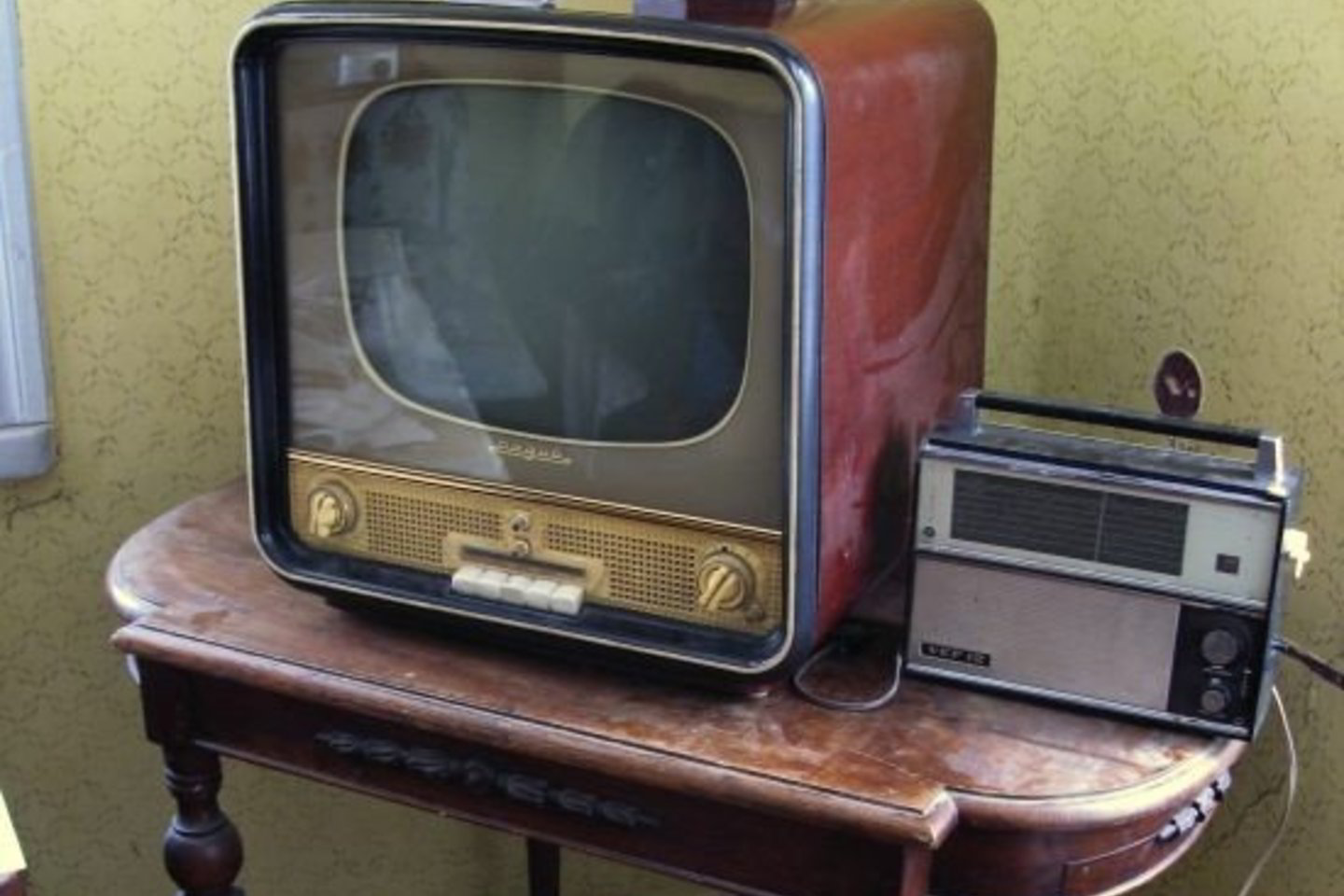 Vis dažniau vartotojai pramogų ieško internete, televizorius ir radijo imtuvus palikdami dulkėti lentynose.