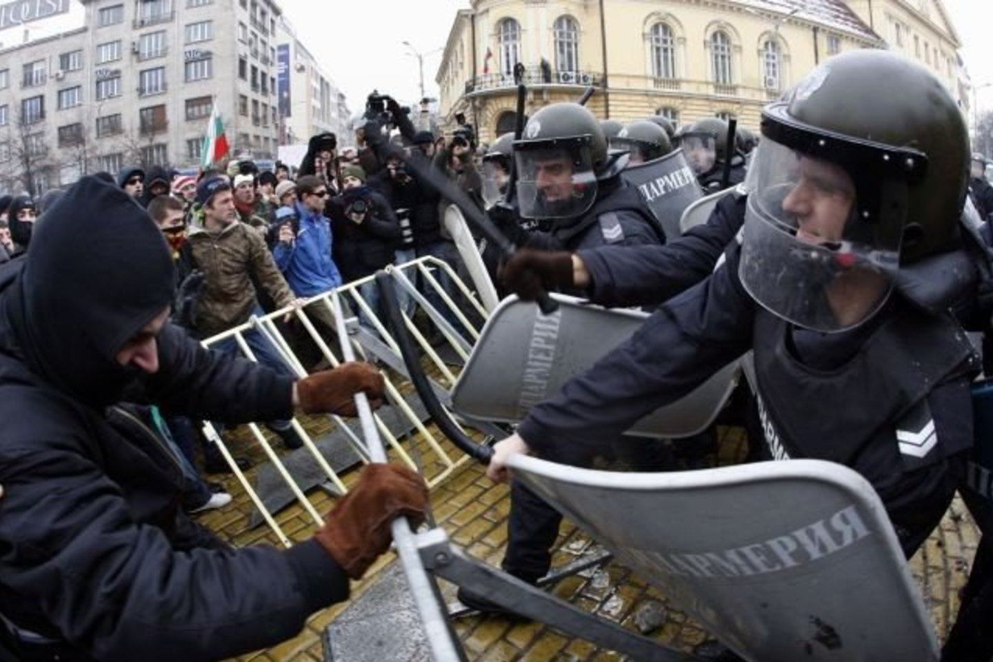 Protestuotojai reikalauja vyriausybės atsistatydinimo.