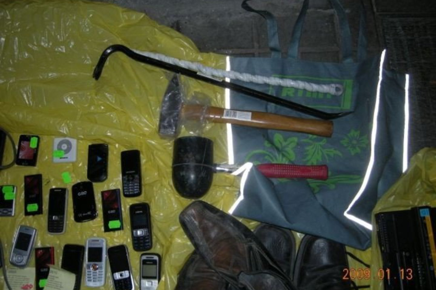 Policija brolių plėšikų mašinoje rado ir grobį, ir darbo įrankius.