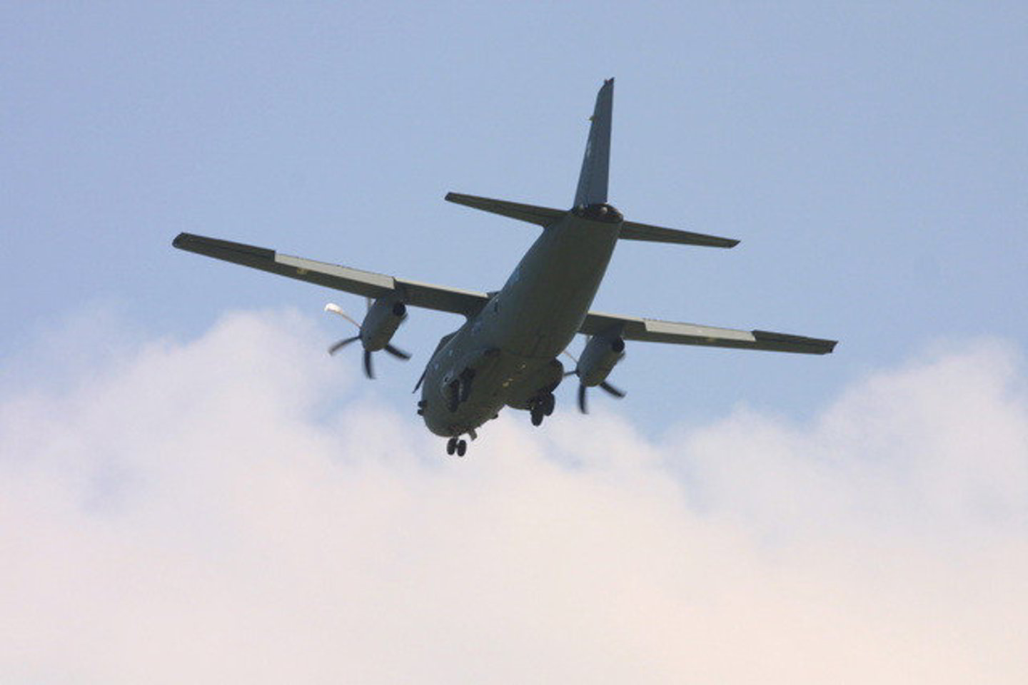Donorų organus iš Talino į Vilnių trečiadienio naktį atgabeno Karinių oro pajėgų (KOP) transporto lėktuvas C-27J „Spartan“.