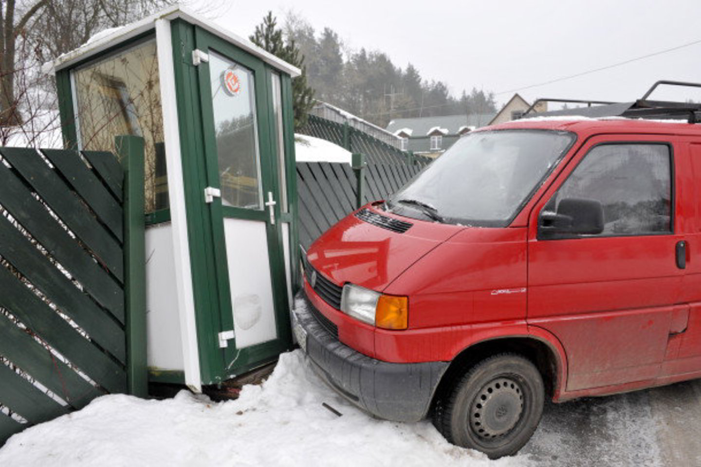 Mikroautobusas užblokavo policininko postą.