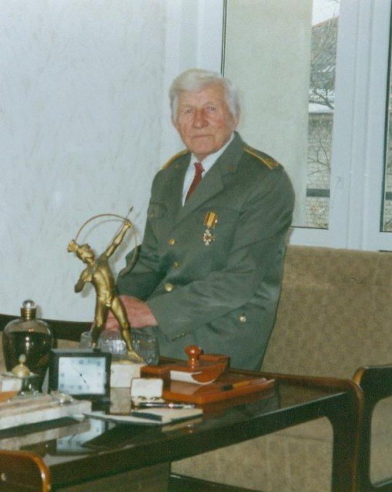 A.Bernadišius su sportinio šaudymo pirmenybėse iškovotais prizais