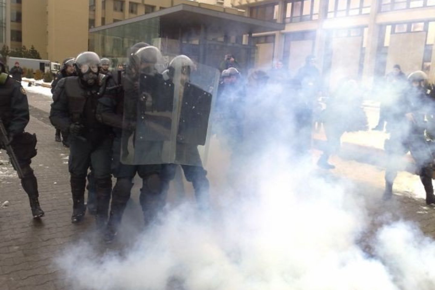 Penktadienį prieš mitinguotojus policija panaudojo ašarines dujas.