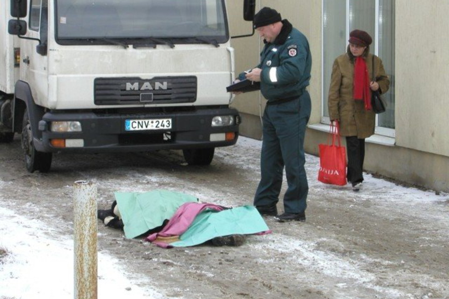 Moterį partrenkė sunkvežimis „MAN“.