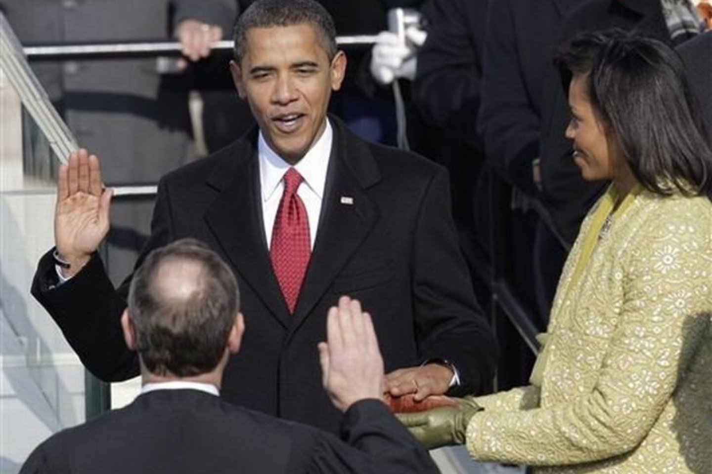 B.Obama prisiekė padėjęs ranką ant senos Biblijos, ant kurios prisiekdamas ranką laikė ir A.Lincolnas.