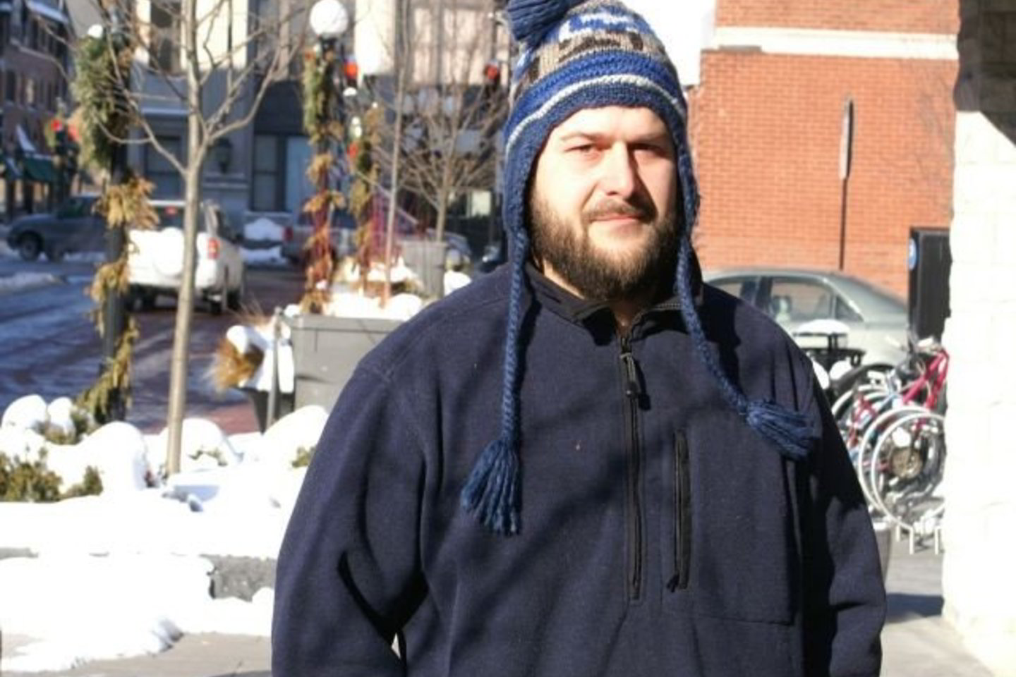Rašytojas K.G.Žukauskas: „Vienu metu dirbau viešbutyje. Klientams pasakodavau, kad esu našlaitis iš Lietuvos. Kartais gaudavau iš jų 10 dolerių, kai jie išgirsdavo, kad aš toks tragiškas žmogus“.