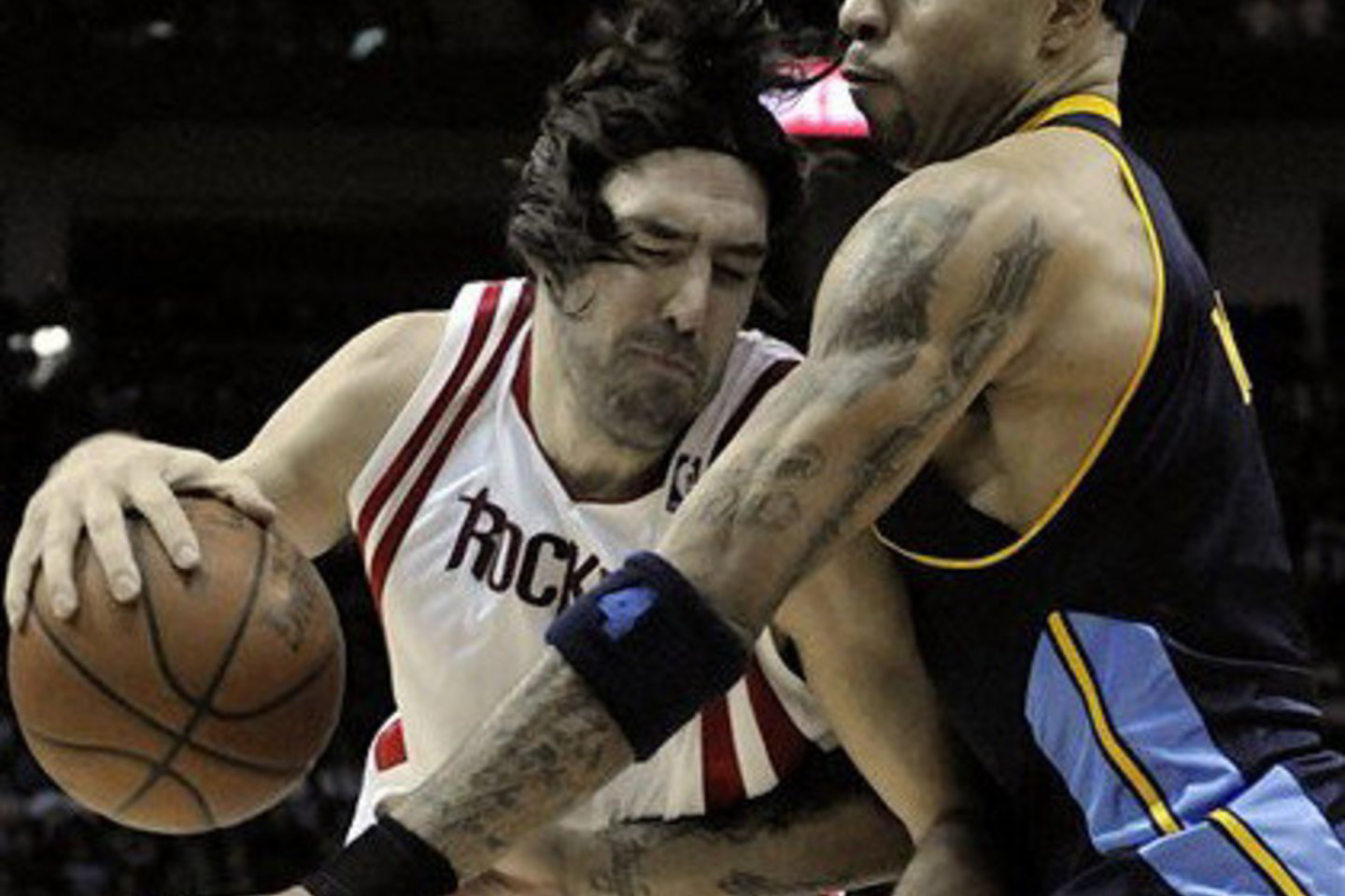 „Rockets“ žaidėjas L.Scola (kairėje) bando įveikti K.Martino gynybą.