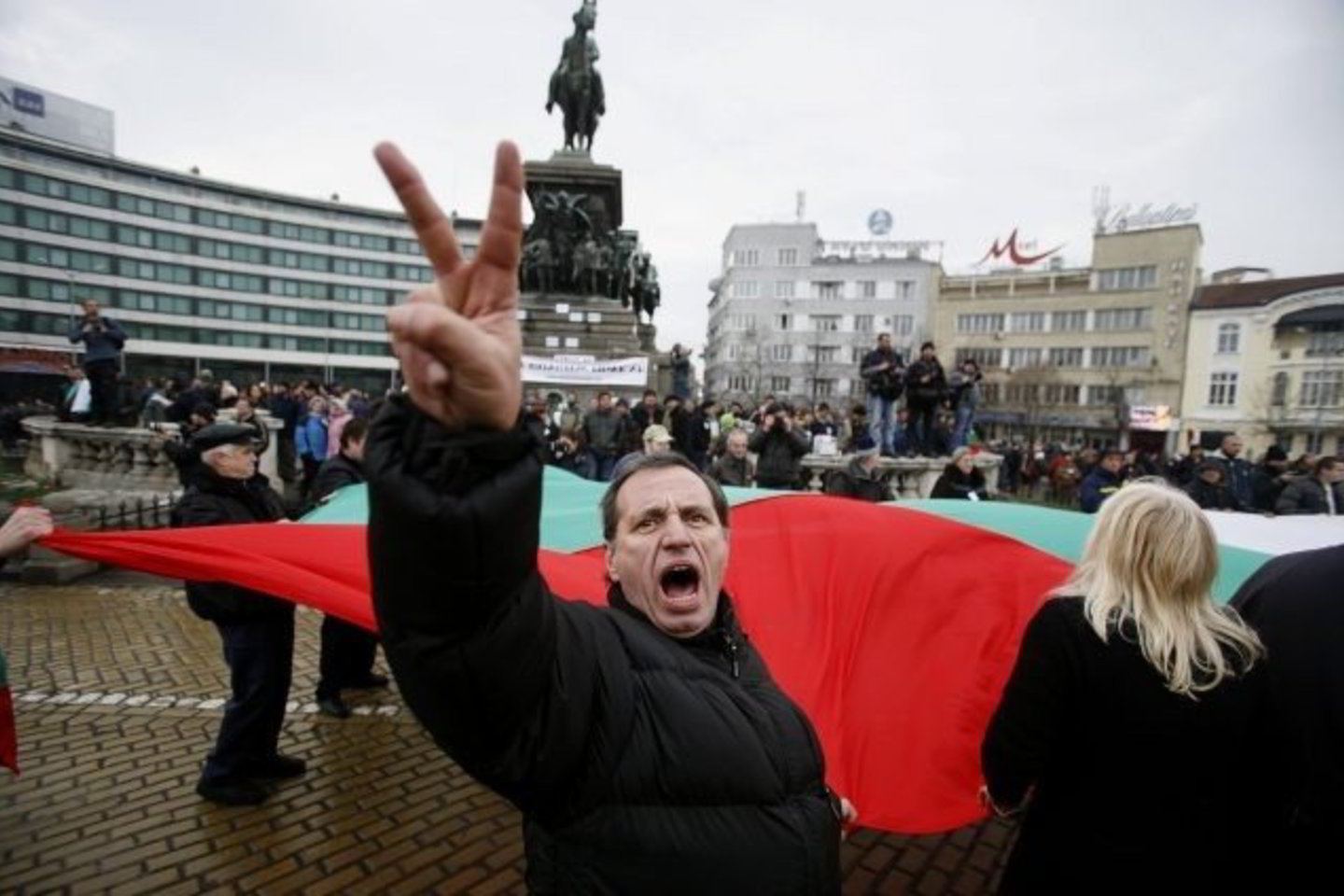 Mitingas praėjo taikiai, nes prie parlamento buvo sutelktos pagrindinės policijos pajėgos.