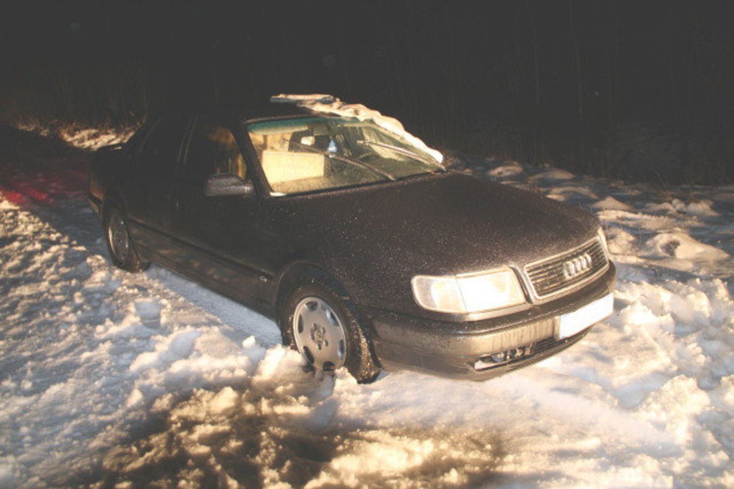 Automobilis ir juo gabentas rūkalų krovinys laikinai saugomi Viešvilės užkardoje.
