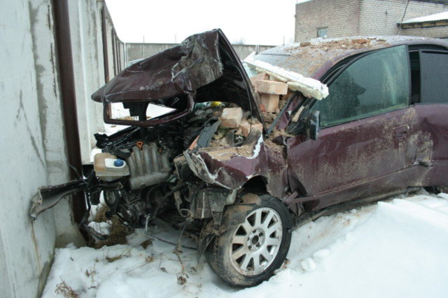 Automobilio priekis buvo stipriai sulamdytas.