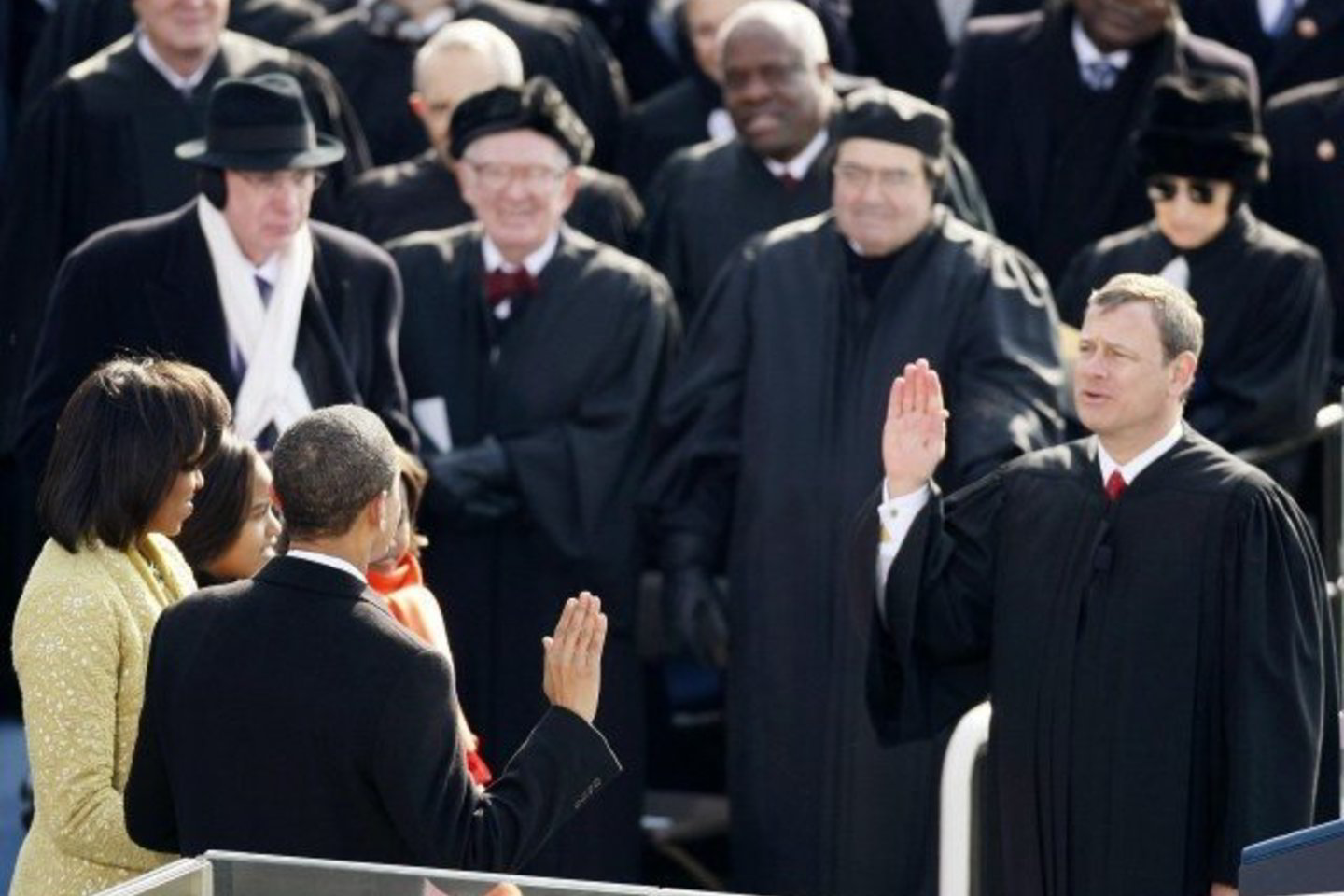 B.Obama tarnauti JAV žmonėms prisiekė dukart.
