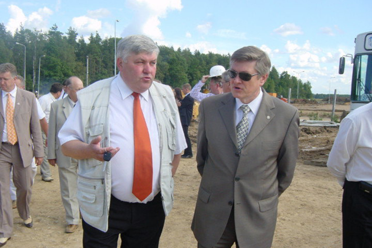 Praėjusiais metais E.Šimkus (kairėje) su tuomečiu aplinkos ministru A.Paulausku aptarė Tauragės regioninio buitinių atliekų sąvartyno problemas.