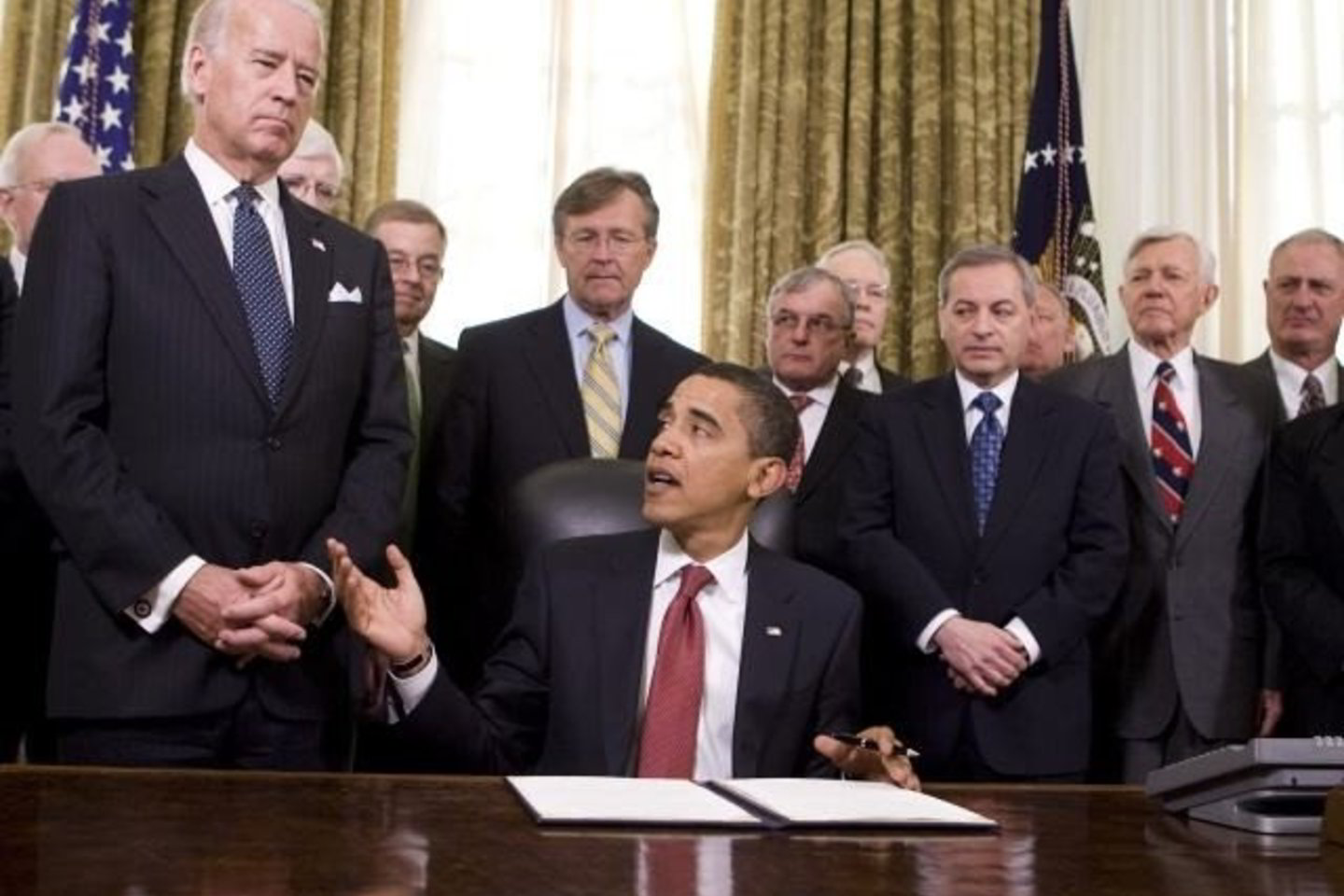 B.Obama šį įsaką pasirašė Ovaliniame kabinete apsuptas atsargos kariškių.