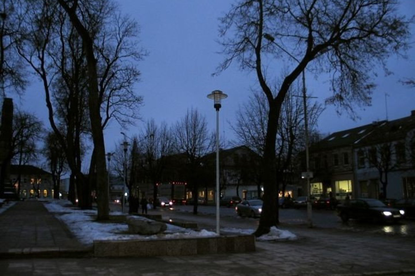 Taip Ukmergės centras atrodė vakar vakare. O į miesto pakraščius naktį žmonės eina su prožektoriais.