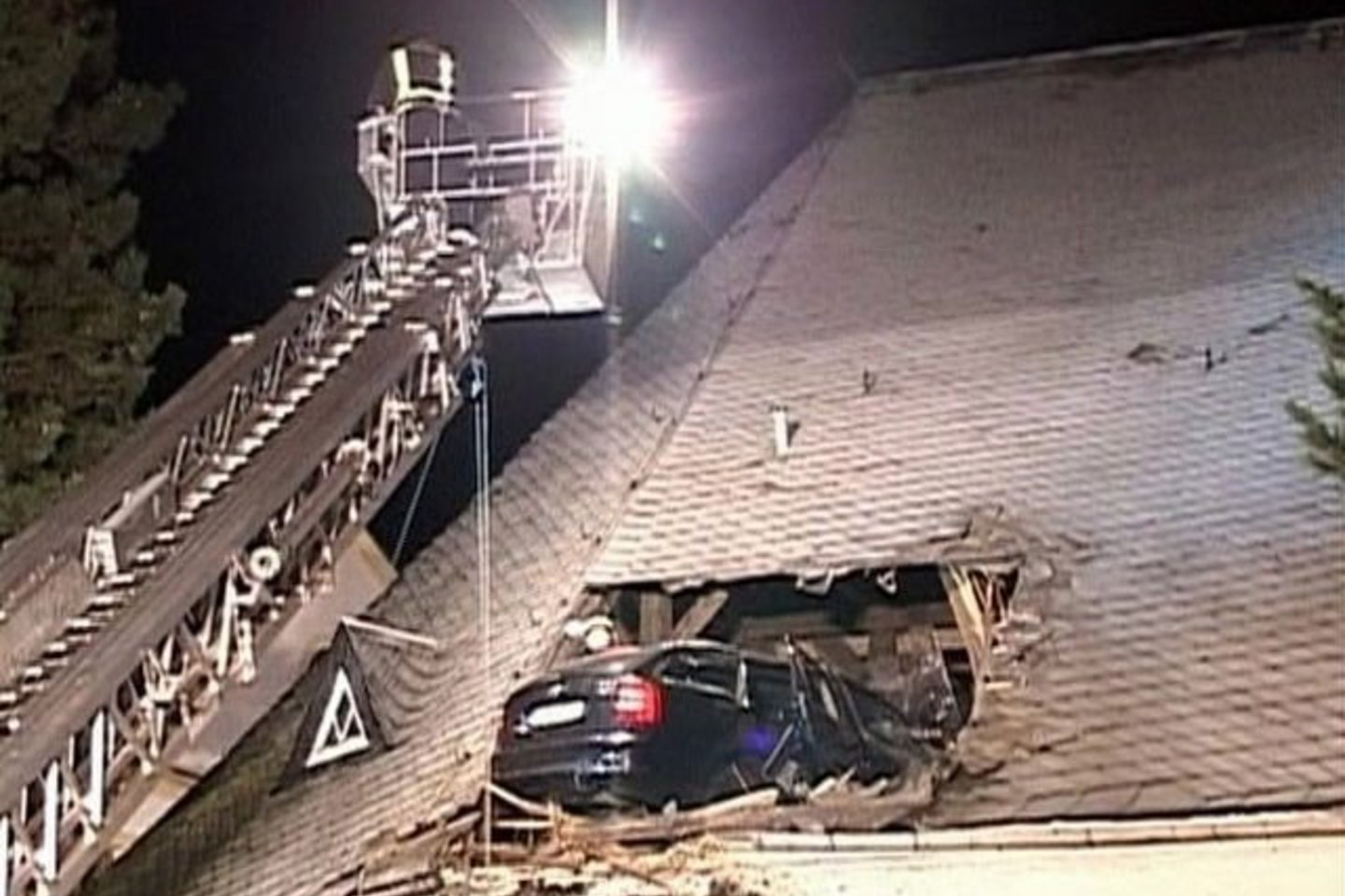 Gelbėtojams teko sudėtinga užduotis - išlaisvinti vairuotoją iš aukštai kabančio automobilio.