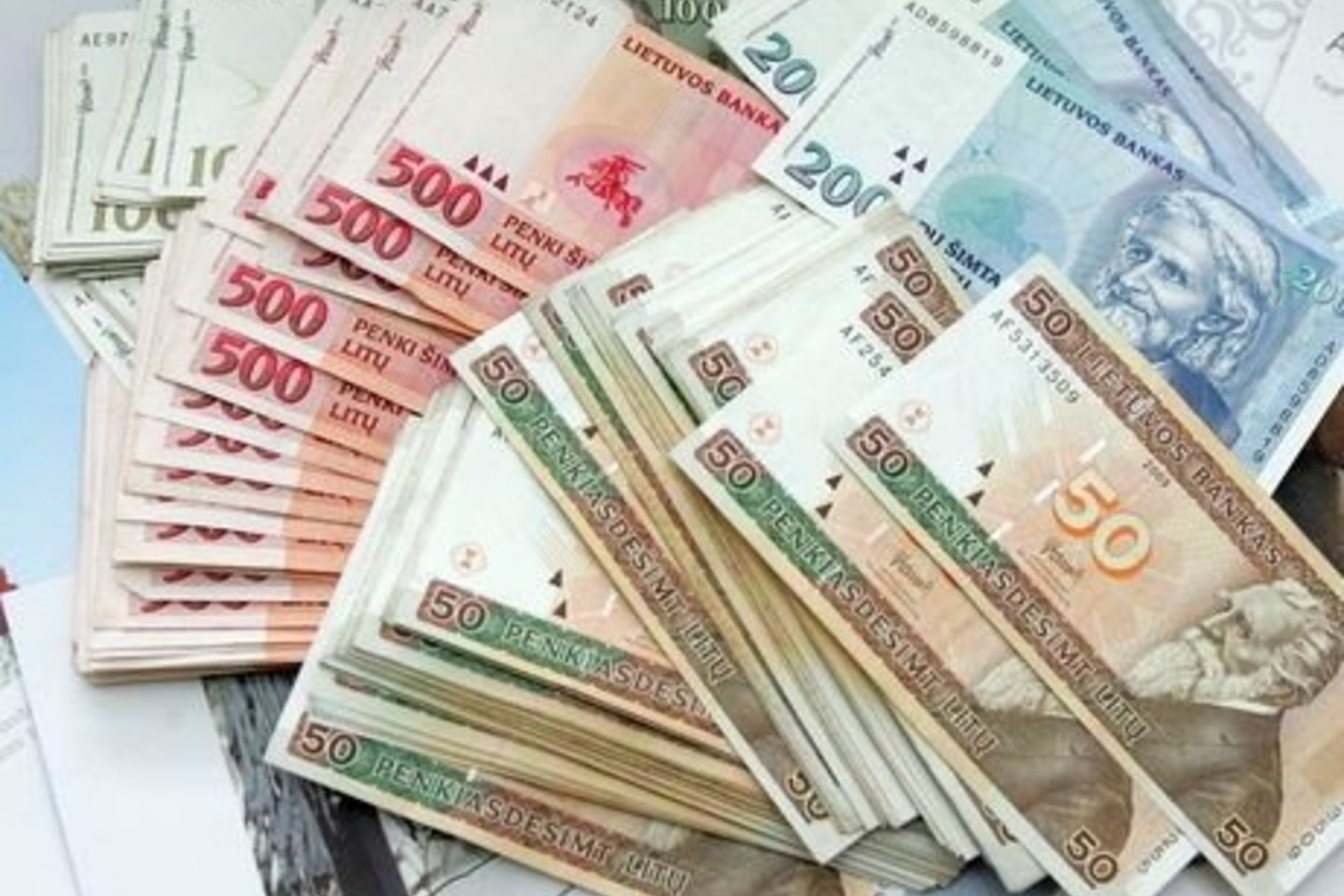 Nepriėmus naujų darbuotojų į šiuo metu laisvas kanceliarijos darbuotojų vietas, per metus būtų galima sutaupyti bent 1,5 mln. litų.