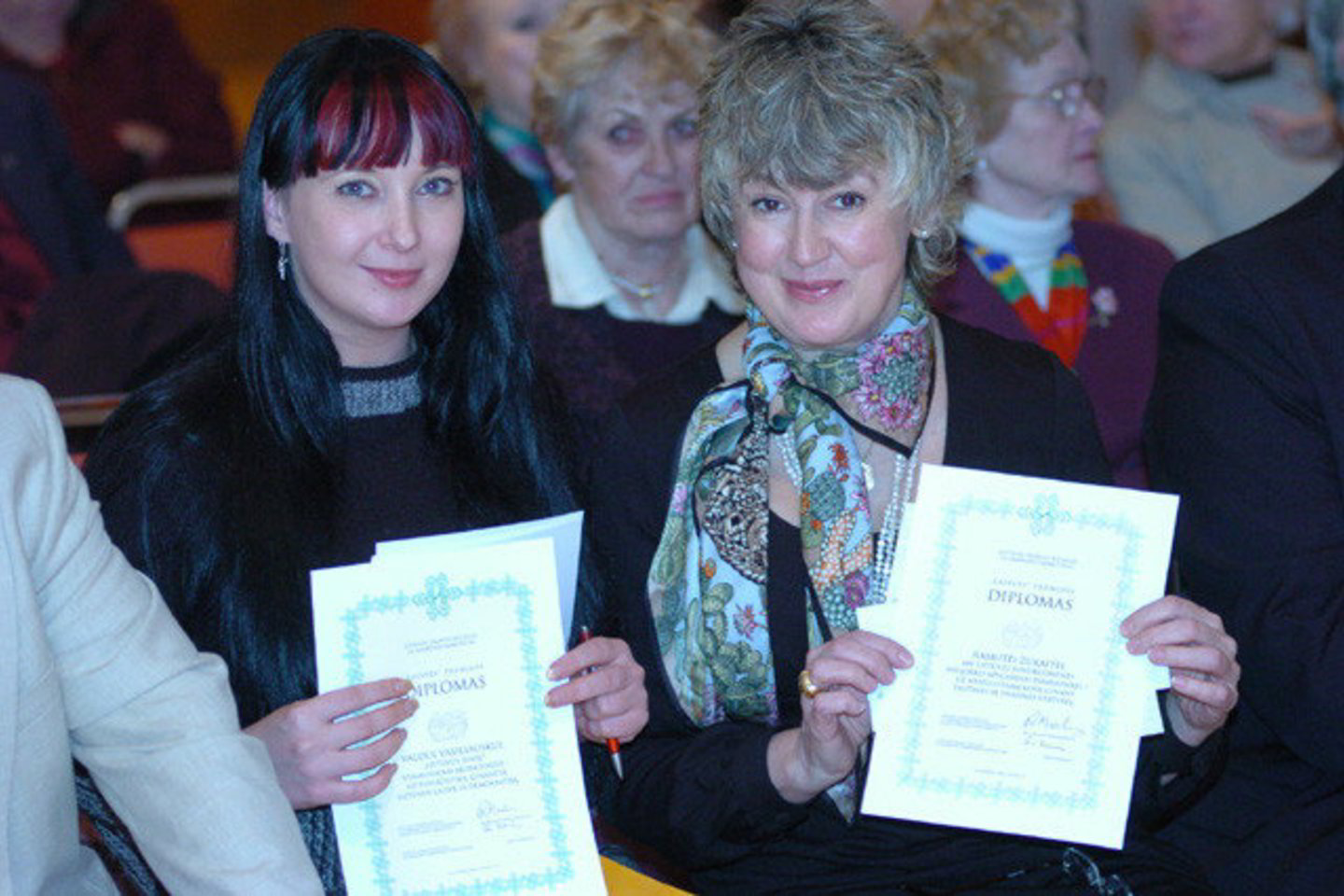 JAV LB NY apygardos pirmininkė R.Žukaitė (dešinėje) su žurnalistui V.Vasiliauskui skirtą premiją atsiėmusia jo dukra (2008).