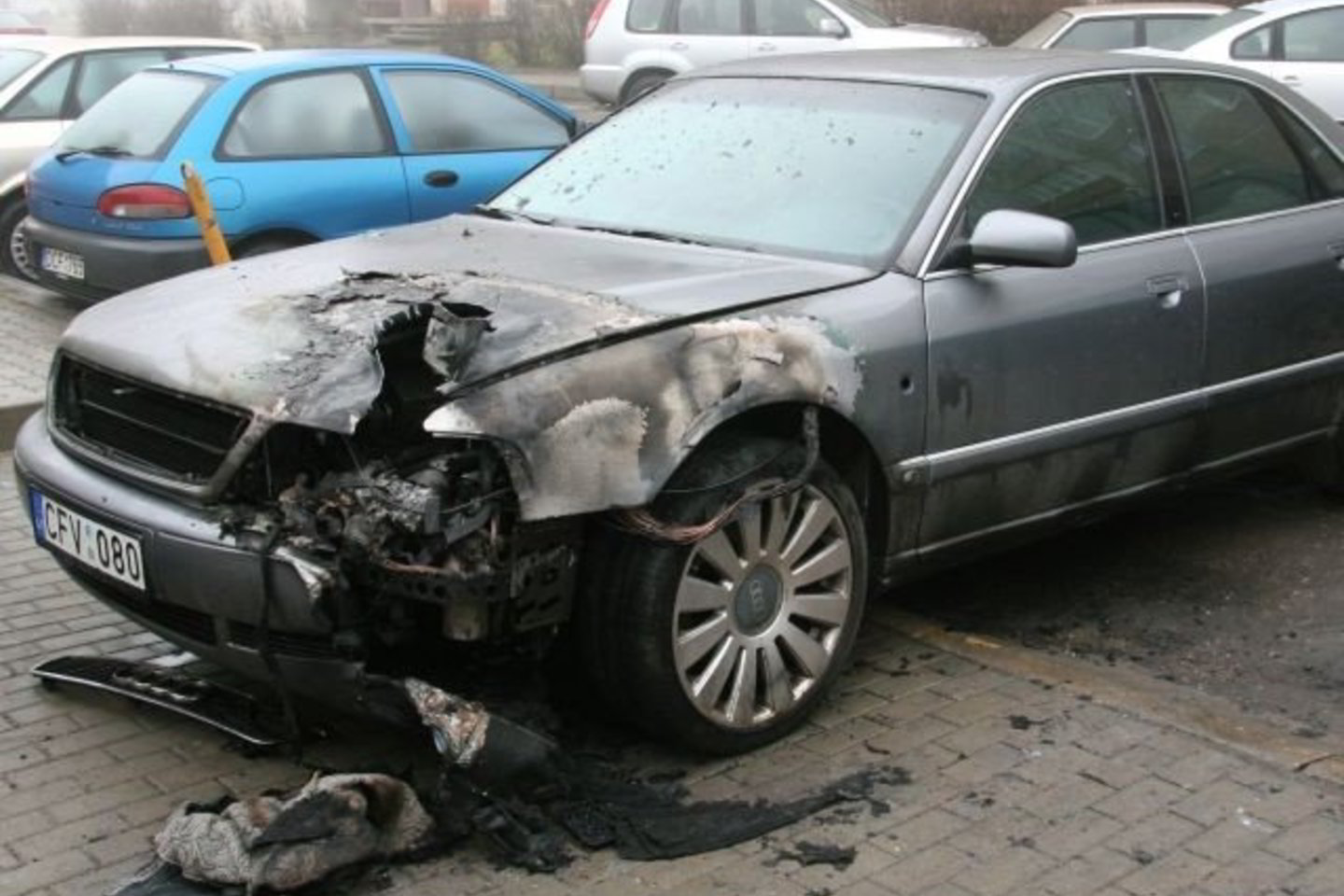 Prie daugiabučio Marijampolėje padegtas „Audi A8“.