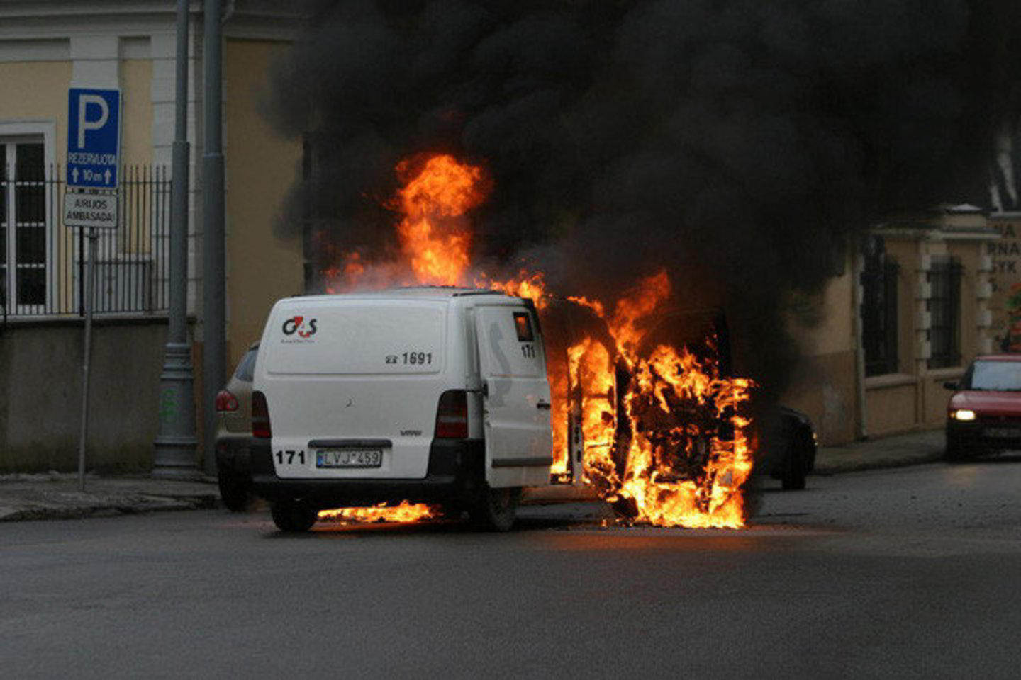 Automobilis sudegė nepataisomai.