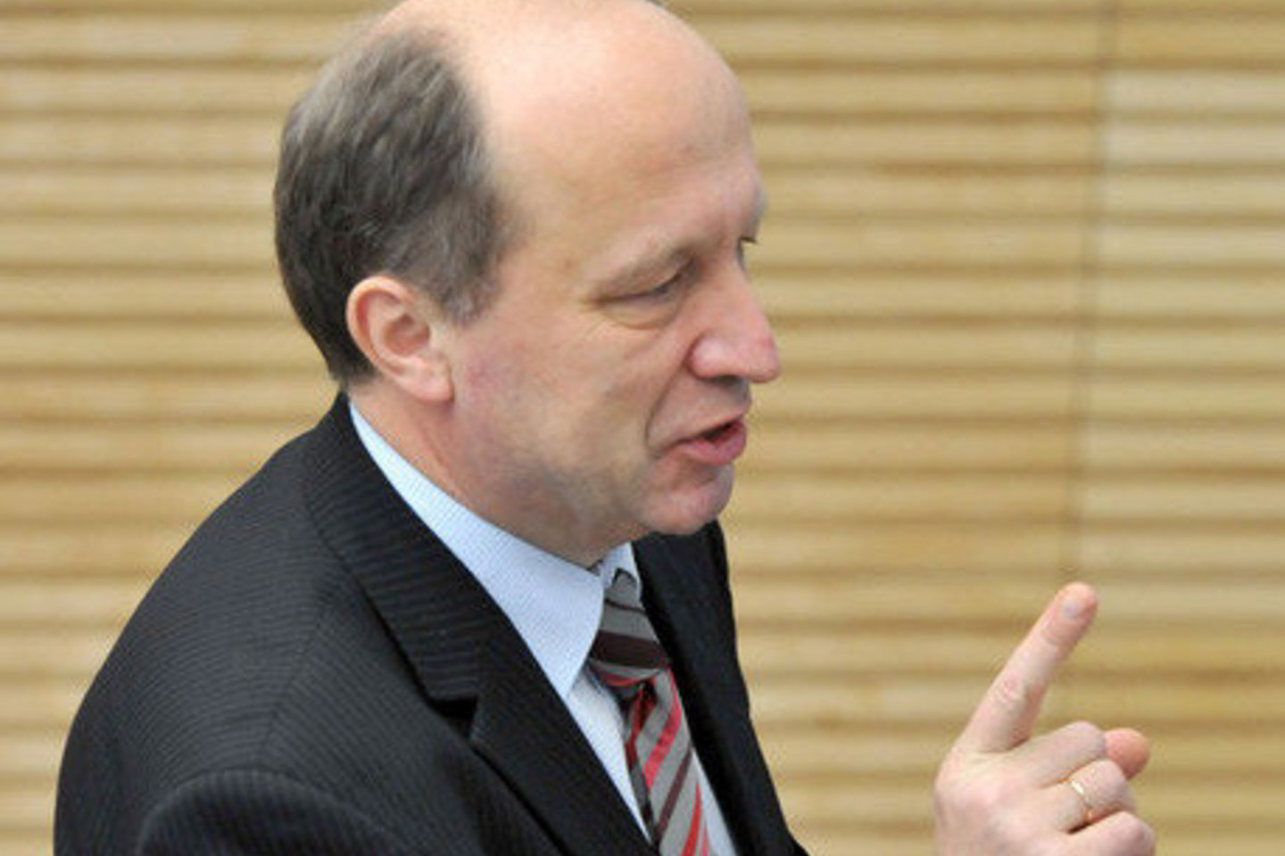 A.Kubilius grasina premijomis pasilepinusioms institucijoms.
