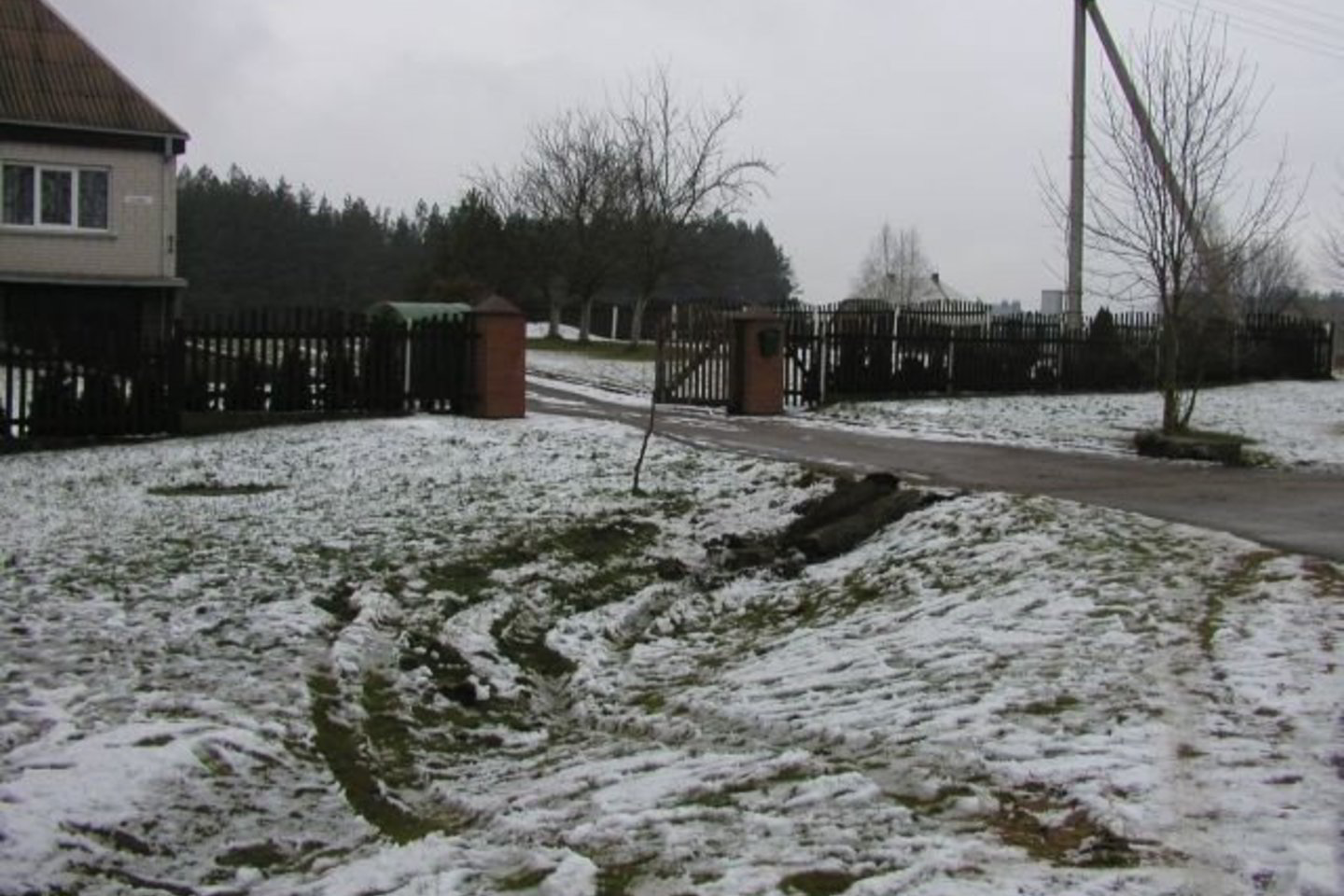 Lazdijų rajono vicemeras B.Rūtelionis negali suvokti, kodėl kaimynas buvo toks agresyvus, gąsdino namiškius ir niokojo aplinką.