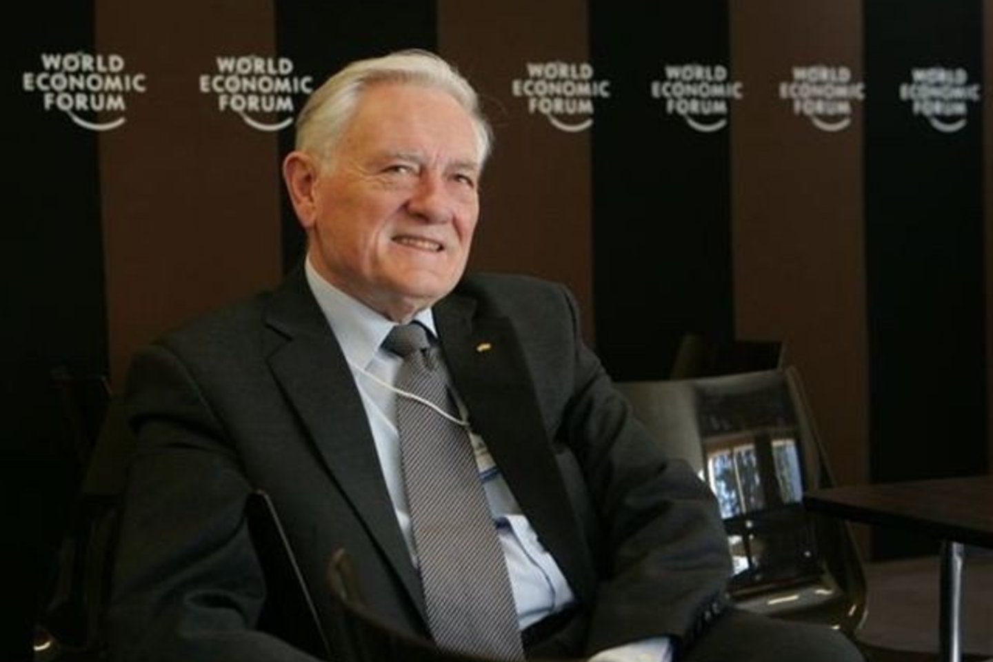V.Adamkus įdėmiai seka pasaulio lyderių diskusijas apie išeitis iš pasaulinės krizės.
