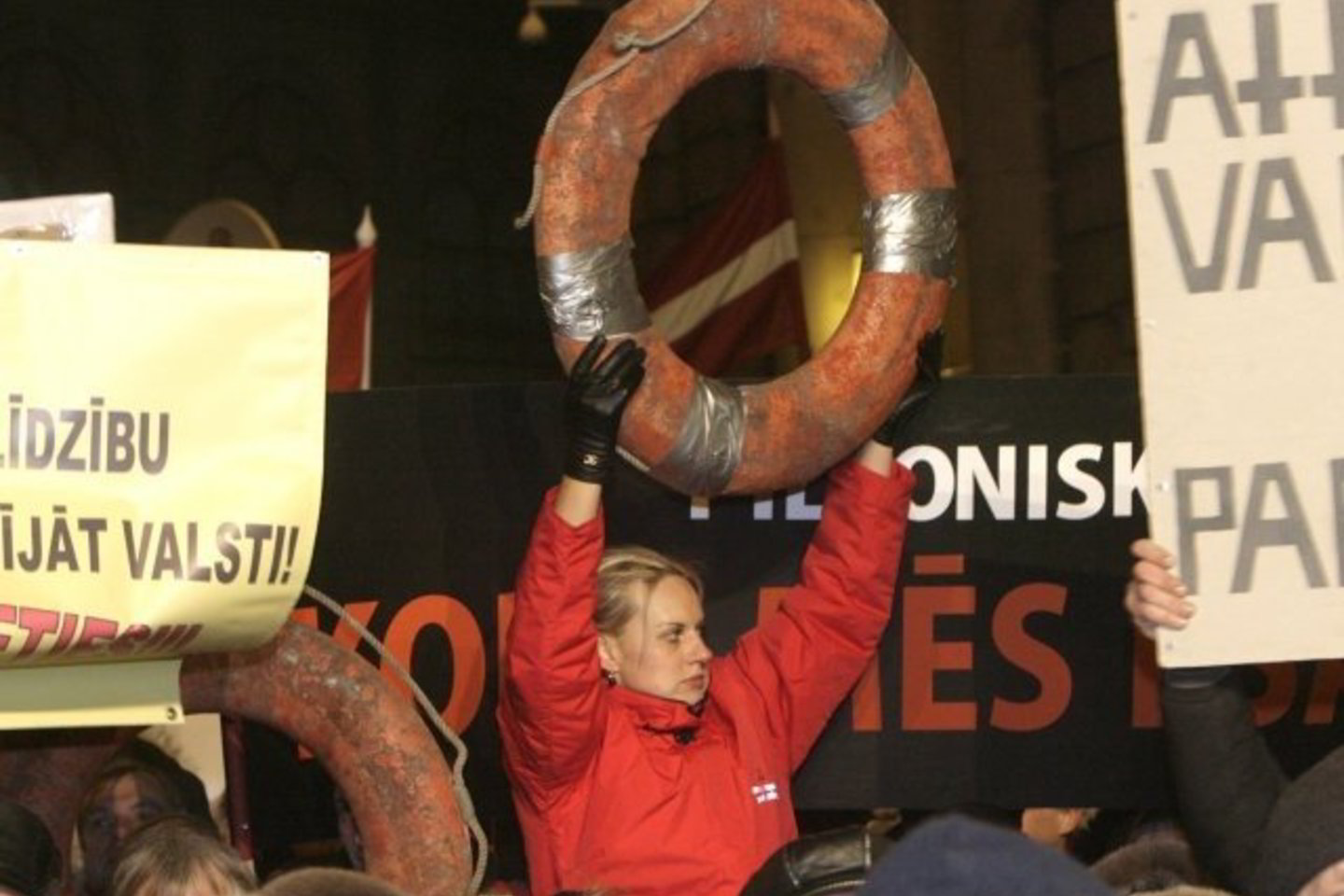 Latvija užsitikrino Tarptautinio valiutos fondo ir kitų kreditorių finansinę paramą, o vyriausybė įsipareigojo sumažinti savo išlaidas.