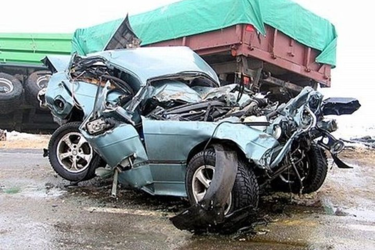 Viduryje sunkiasvorių automobilių atsidūręs BMW virto metalo laužo krūva.